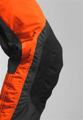 Melnas ar oranžu Husqvarna jostas aizsargbikses, modelis ''Technical Extreme'', Ielocīta ceļgalu daļa